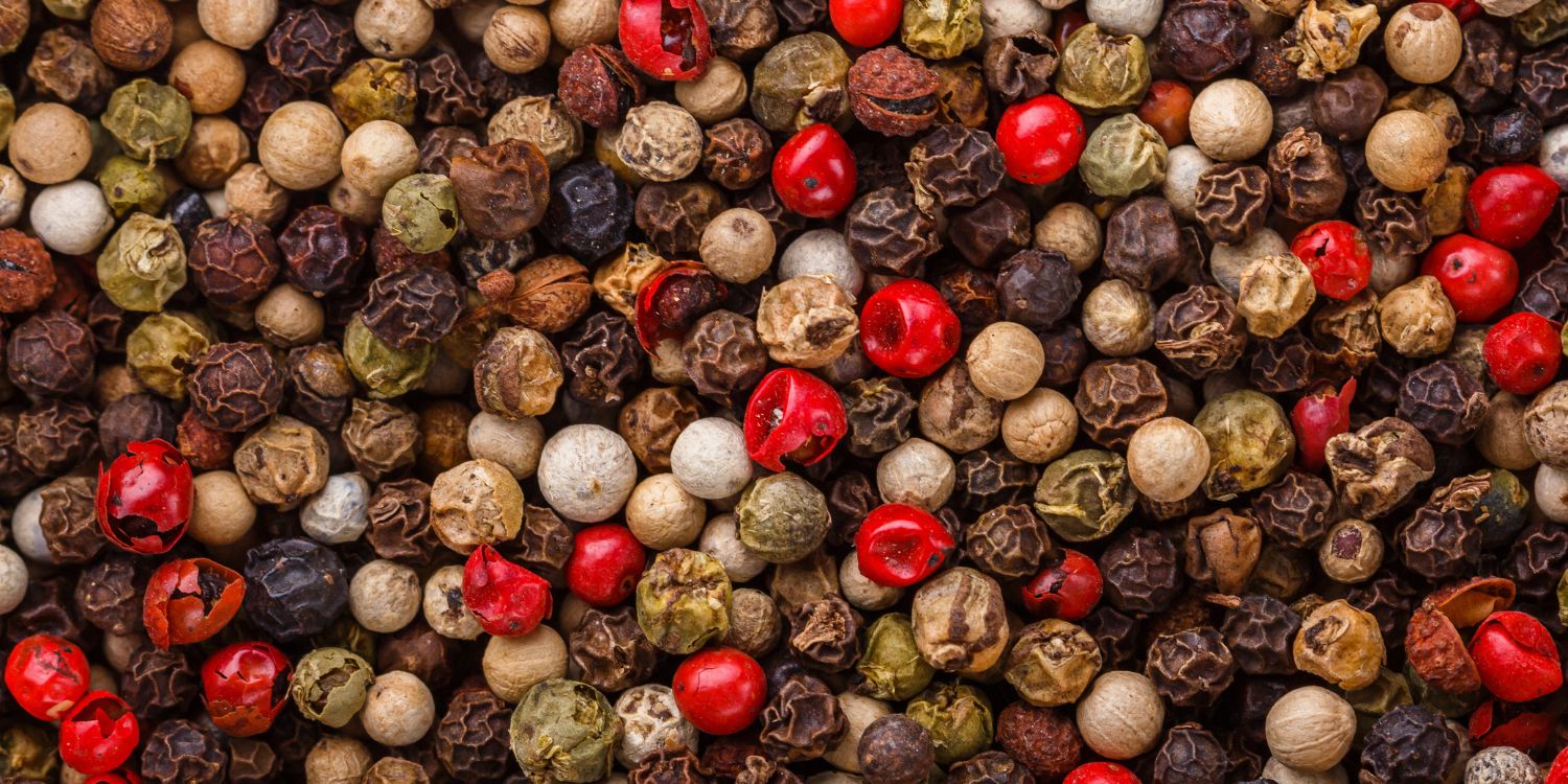 Die Bildfläche ist komplett ausgefüllt mit Pfefferkörnern in verschiedenen schwarzen, weißen,  und roten Farbnuancen.. Artikel "Eine Prise Pfeffer-Wissen" öffnen.