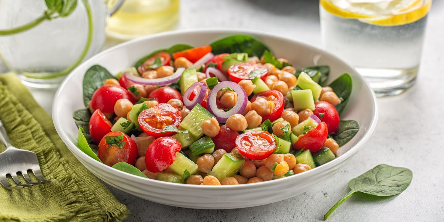 Mediterraner Salat mit Kichererbsen, Tomaten, Gurken, Spinat und roten Zwiebeln.. Artikel "Die Plant Point Challenge" öffnen.