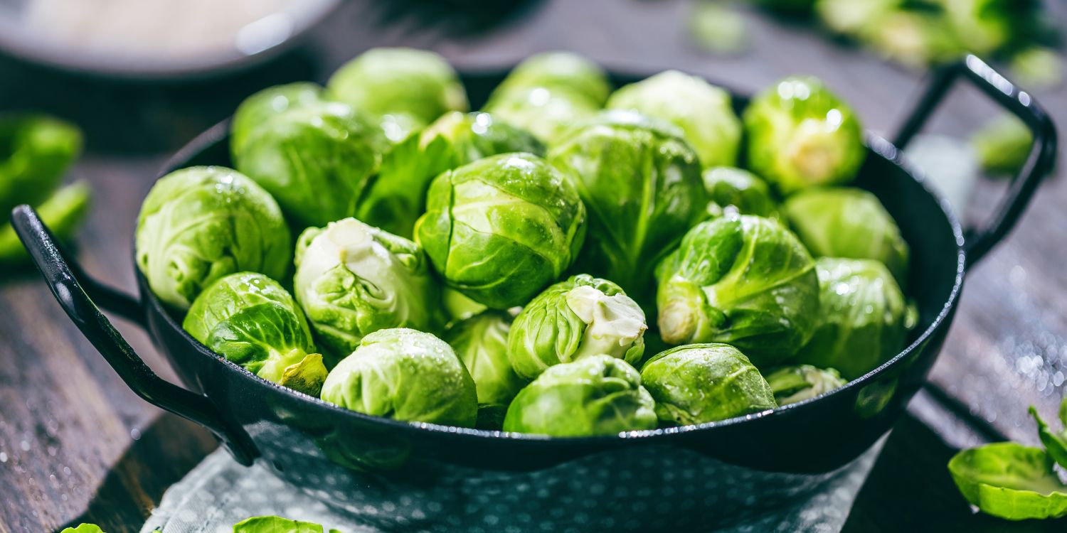  Eine Pfanne ist mit frischen Rosenkoh-Röschen gefüllt. . Artikel "Winterklassiker Rosenkohl" öffnen.