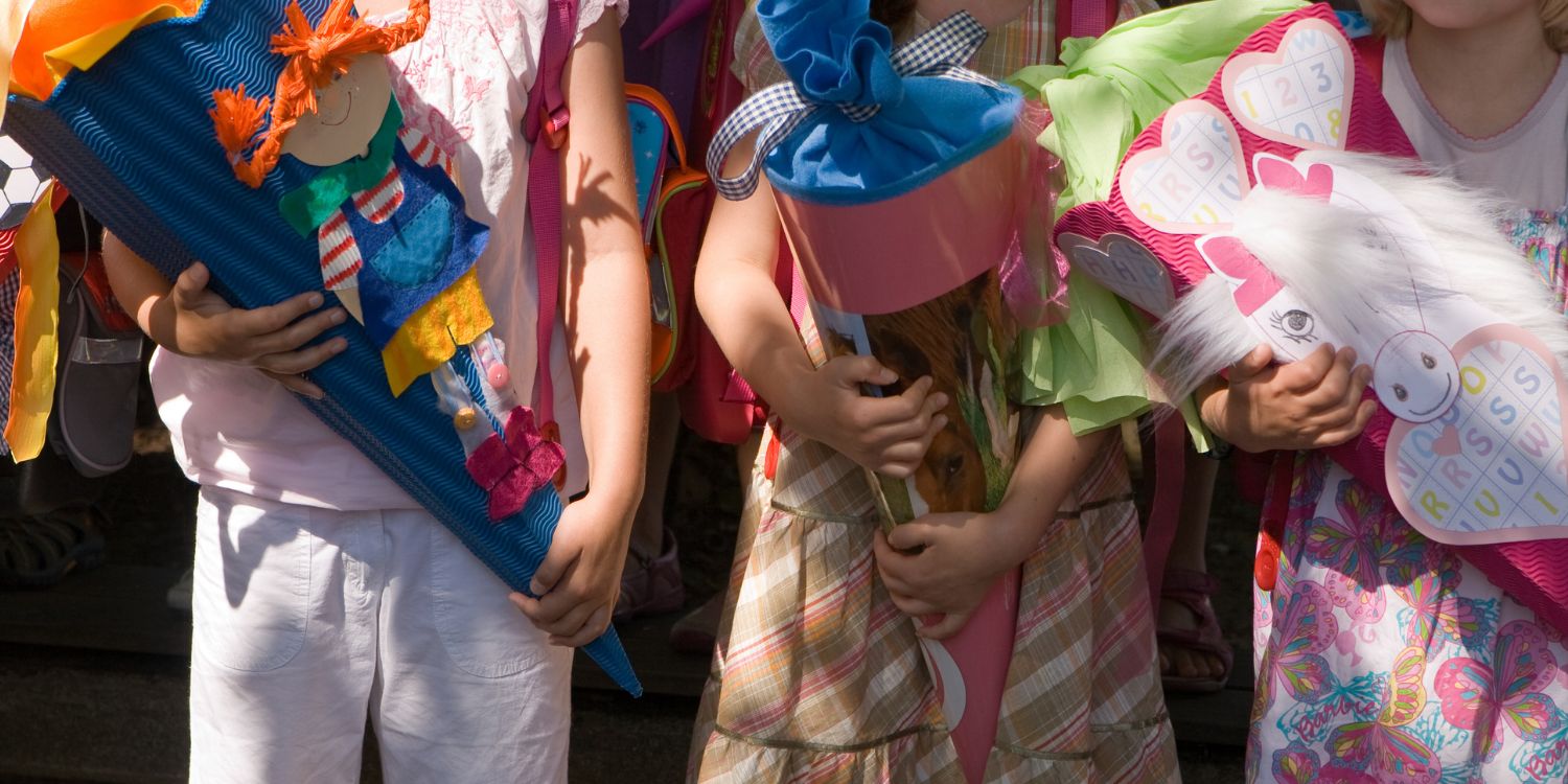 Drei Kinder halten selbstgebastelte Schultüten in den Armen. . Artikel "Kreative Ideen für die Schultüte" öffnen.