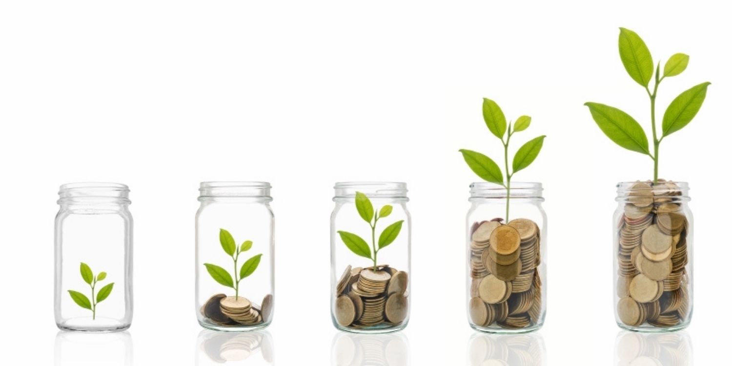 Vor einem hellen Hintergrund stehen 5 Gläser mit je einem Zweig darin. Das linke Glas ist leer, ab dem zweiten Glas von links an sind die Gläser zunehmend mit Münzen gefüllt. Das Glas rechts ist voll mit Münzen und der Zweig schaut oben raus.. Artikel "Mehr Kostenwahrheit im Ernährungssystem " öffnen.