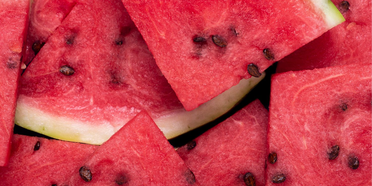 Die Bildfläche ist ausgefüllt mit dreieckigen Wassermelonenstücken.. Artikel "Sommerküche mit Wassermelone" öffnen.