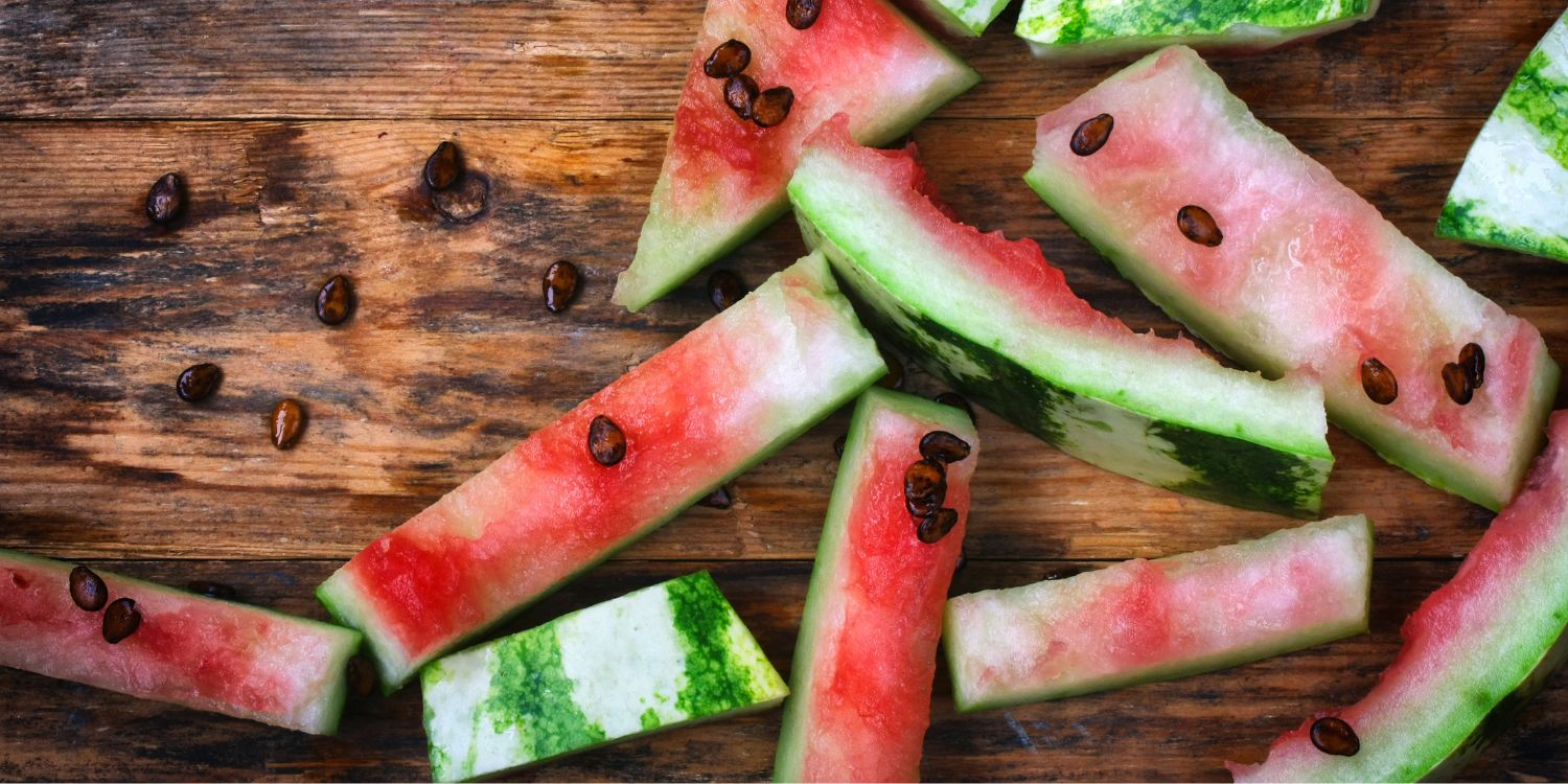 Auf einem Holzuntergrund liegen Abschnitte von Wassermelonenschale.. Artikel "Wassermelone (fast) restlos verwerten" öffnen.