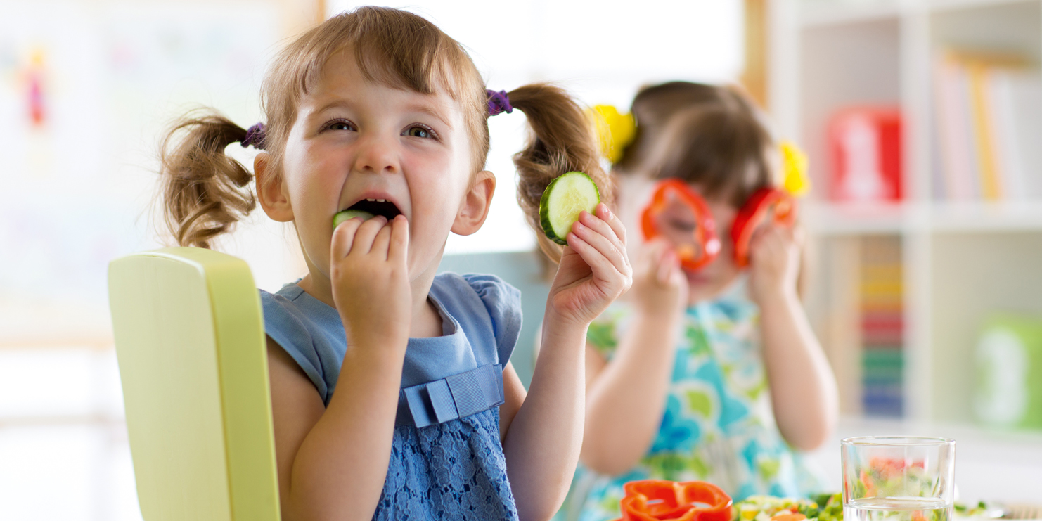 Kita-Kinder essen Rohkost. Artikel "Fortbildung: Mit allen Sinnen genießen" öffnen.