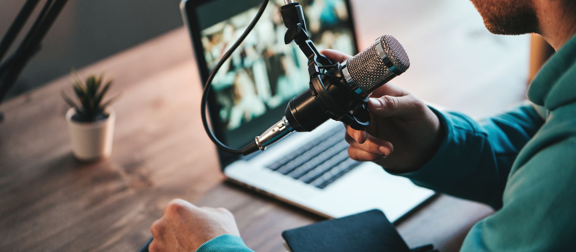 Ein Mann spricht in ein Mikrofon.. Artikel "Podcast Foodsteps" öffnen.